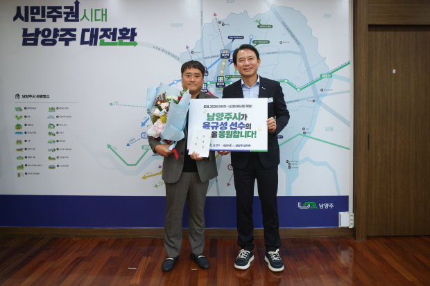 (우) 최현덕 남양주시장 (좌) 윤병권 남양주시태권도협회 부회장