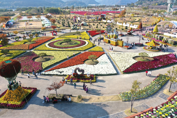 지난해 황산공원에서 열린 ‘2025 양산국화축제’ 전경. 형형색색의 국화와 다양한 조형물 사이로 관람객들이 가을 정취를 즐기고 있다. /사진=양산시