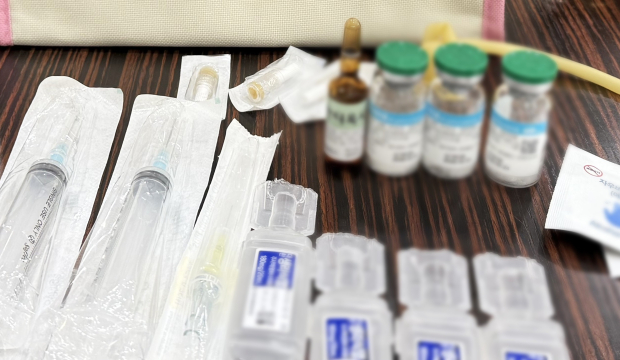 프로포폴 불법 투약 사건과 관련된 주사기와 약품 등 의료용품. /사진=경남경찰청