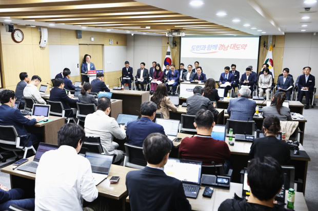 박완수 도지사가 지난 6일 도청 도정회의실에서 열린 기자간담회에서 민선9기 도정 혁신방안과 주요 현안의 추진방향을 설명하고 있다. /사진=경남도